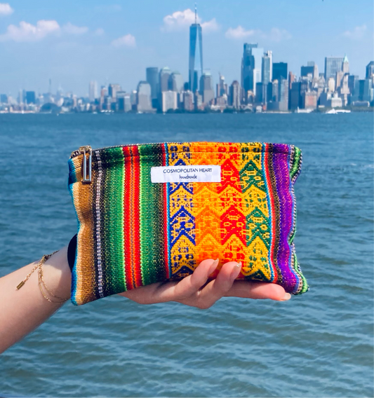 Pochette colorée, accessoire pour femmes, tissu péruvien, Pérou, tissage artisanal, Cusco, femme, couleurs vives, tissage traditionnel, en voyage a New York